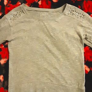 Gray long-sleeved shirt